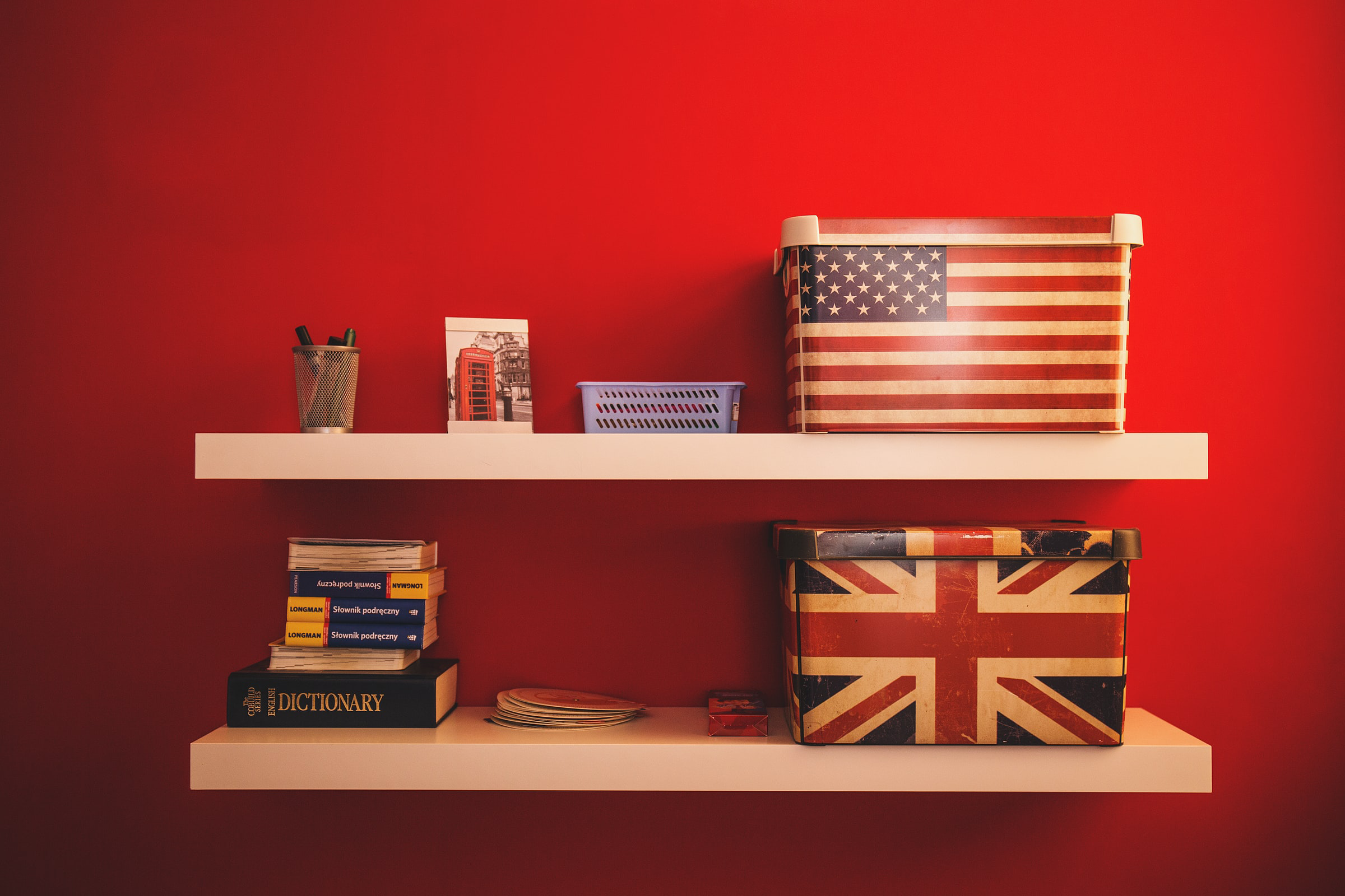 Shelves with books about American English and British English